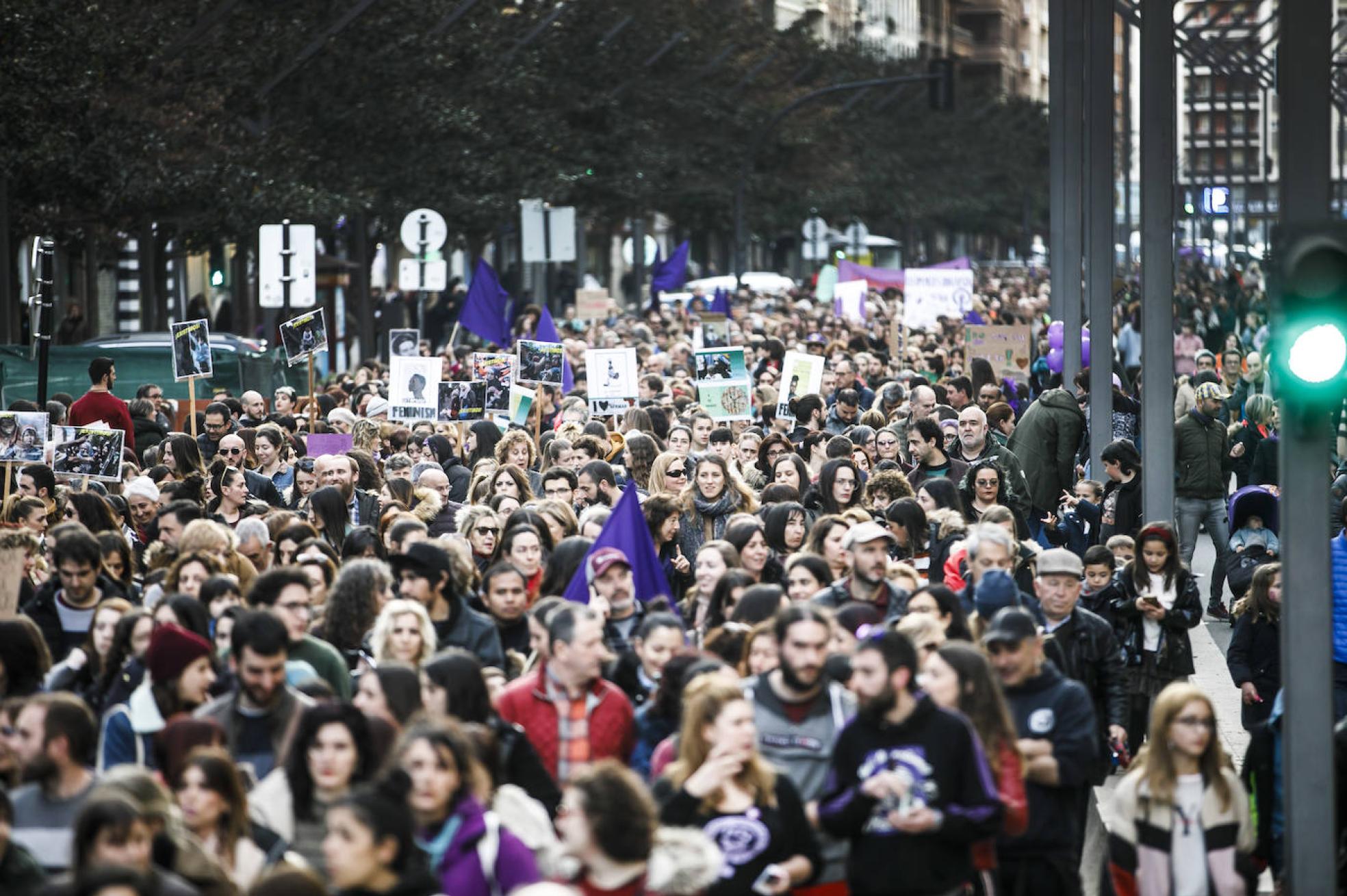 En familia. Milagros acudió flanqueada por sus hijas a la manifestación, en la imagen de la izquierda, y, a la derecha, un niño porta su popia pancarta. 