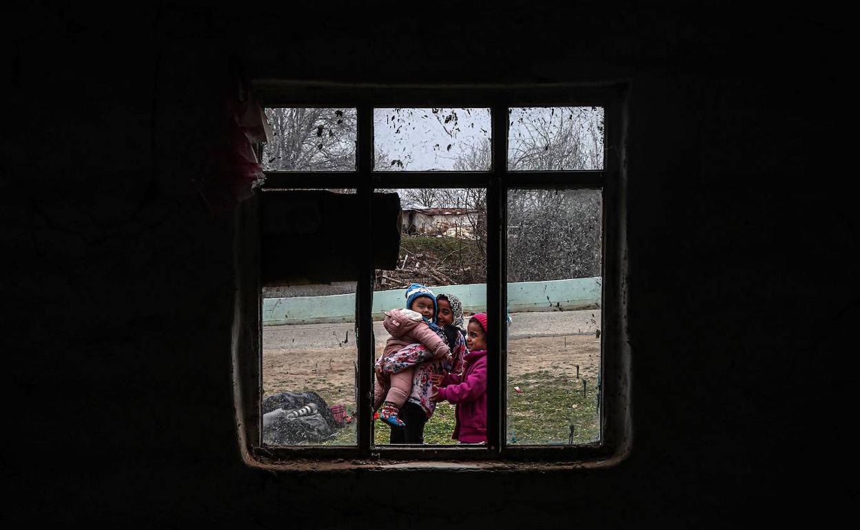 Niños en la frontera griego-turca.