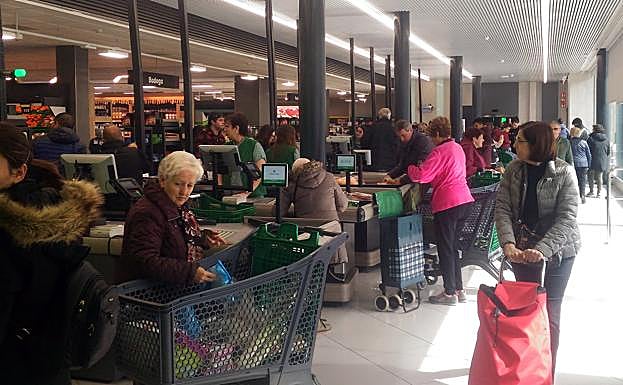 Imagen principal - Mercadona de Avenida de Burgos, esta mañana. 