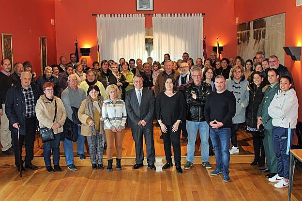 Plácido Jimeno, en el centro, posa junto a la alcaldesa de Agoncillo, Encarna Fuertes, y otros vecinos del municipio. 