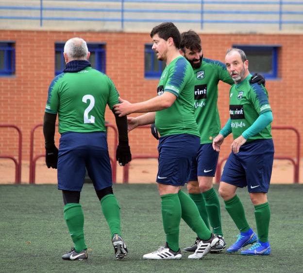 Los veteranos del Berceo celebran un gol.