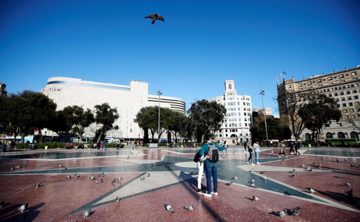 Vista de la Plaza de Cataluña de Barcelona prácticamente vacía este miércoles.