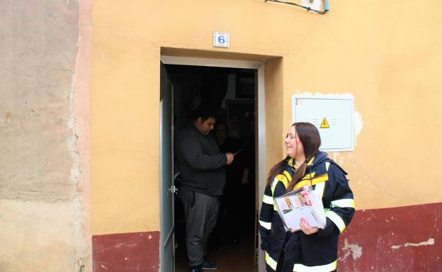 Un vecino acaba de recibir un envío postal.