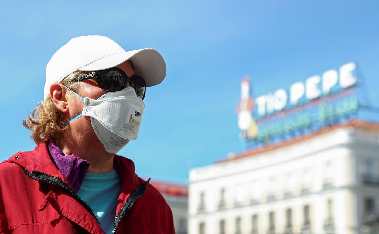 Una turista visita Madrid con mascarilla.