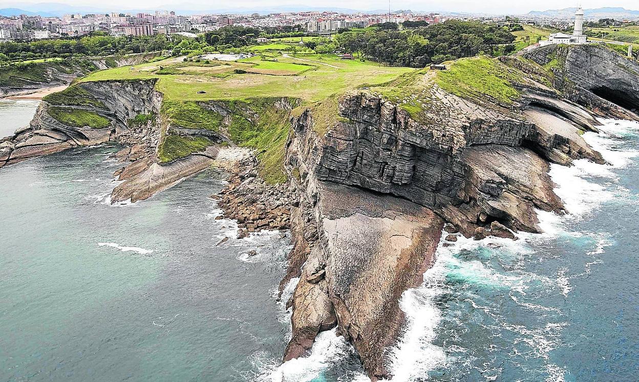 Vista aérea de la zona del Faro de Cabo Mayor.