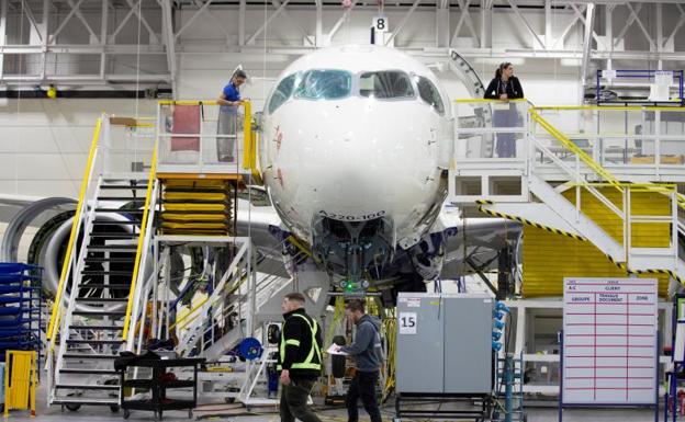 Empleados de Airbus trabajando en un avión. 