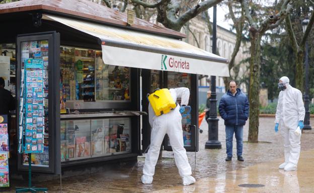 Imagen principal - Coronavirus en La Rioja:Los efectivos de la UME desinfectan calles y espacios públicos en Haro y Logroño