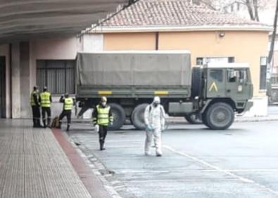 Imagen secundaria 1 - Coronavirus en La Rioja:Los efectivos de la UME desinfectan calles y espacios públicos en Haro y Logroño