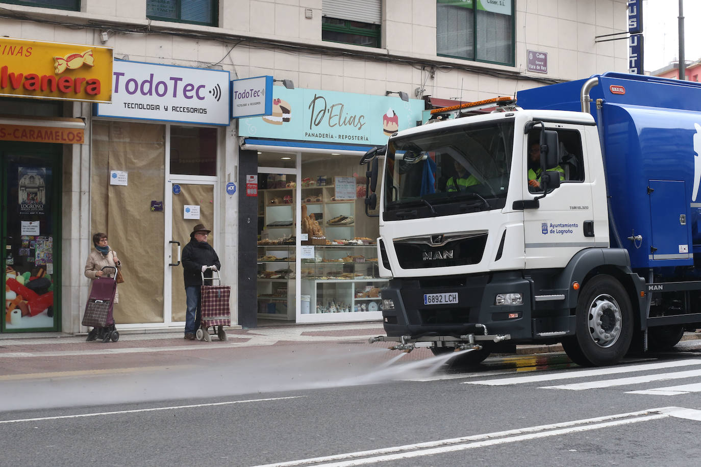 Poca gente por las calles de Logroño y la mayoría de ellas con mascarilla realizando las tareas imprescindibles: compra, trabajo y paseo de perros.
