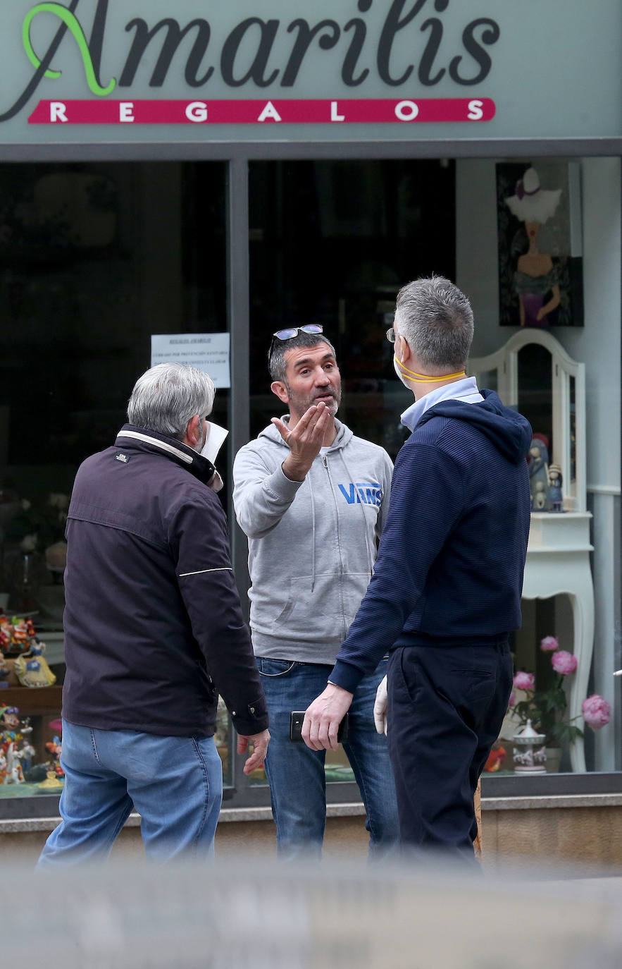 Poca gente por las calles de Logroño y la mayoría de ellas con mascarilla realizando las tareas imprescindibles: compra, trabajo y paseo de perros.