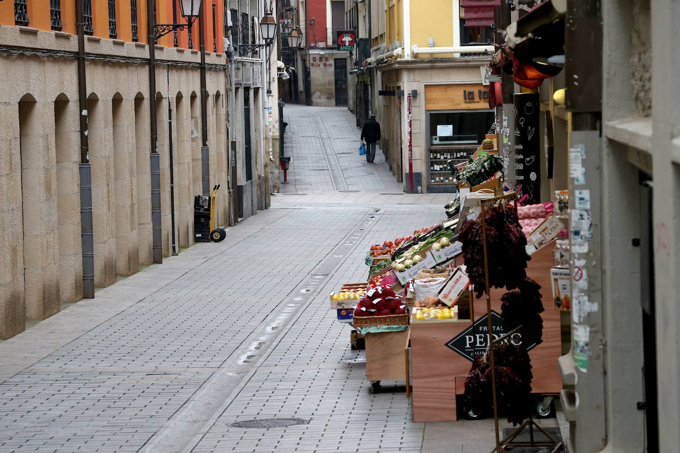 Poca gente por las calles de Logroño y la mayoría de ellas con mascarilla realizando las tareas imprescindibles: compra, trabajo y paseo de perros.