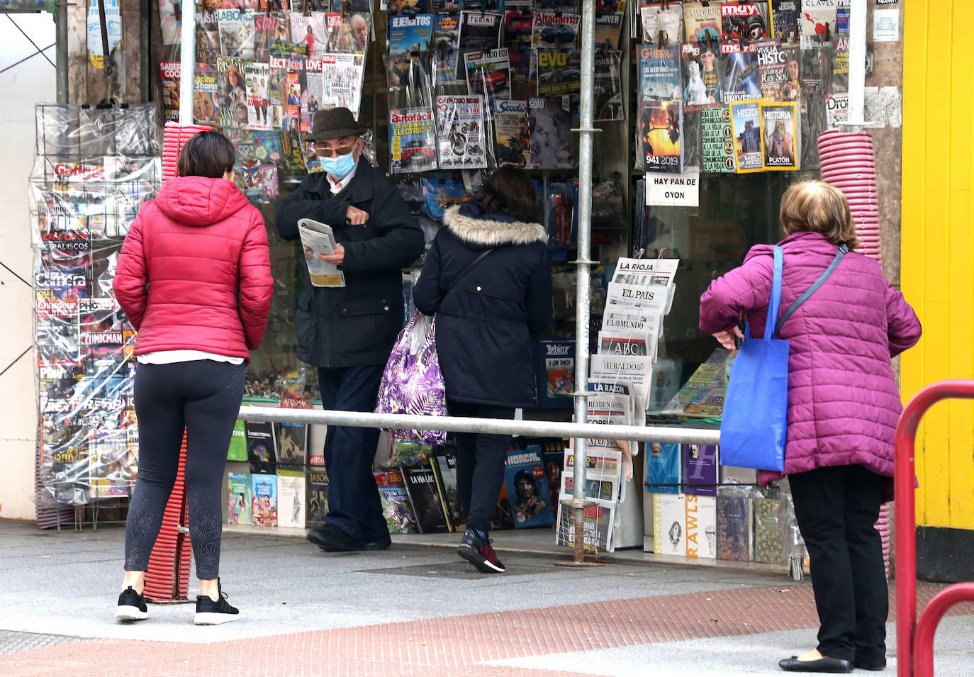 Poca gente por las calles de Logroño y la mayoría de ellas con mascarilla realizando las tareas imprescindibles: compra, trabajo y paseo de perros.