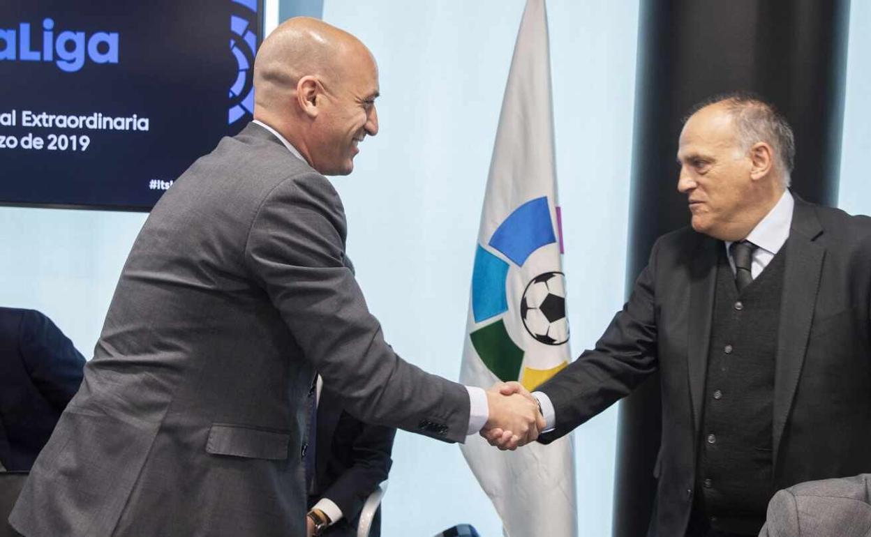 Luis Rubiales y Javier Tebas se saludan de forma protocolaria en la asamblea del fútbol español de 2019.