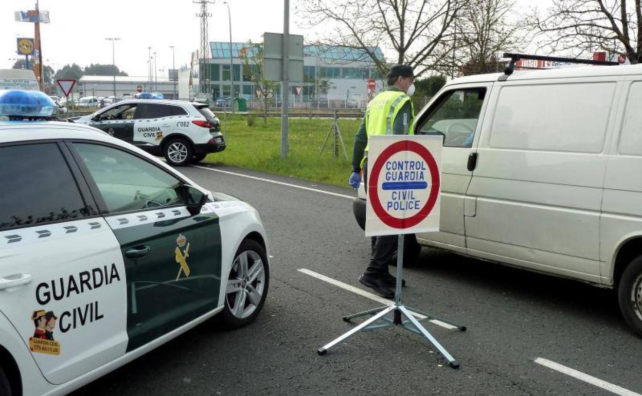 Control de carretera de la Guardia Civil en Cantabria.