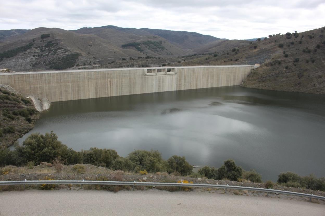 La presa de Enciso acumula ya el 39% de su capacidad y se acerca a su primer vaciado parcial. 