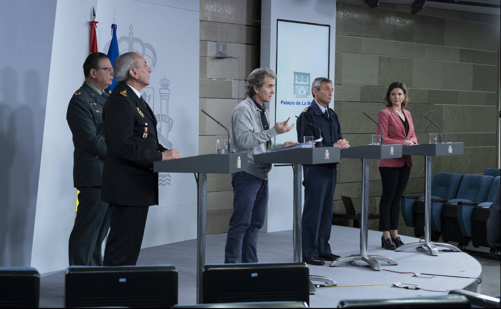 De izquierda a derecha, Laurentino Ceña (Guardia Civil), José Ángel González (Policía Nacional), Fernando Simón (Sanidad), Miguel Villarroya (Defensa) y María José Rallo (Transportes).