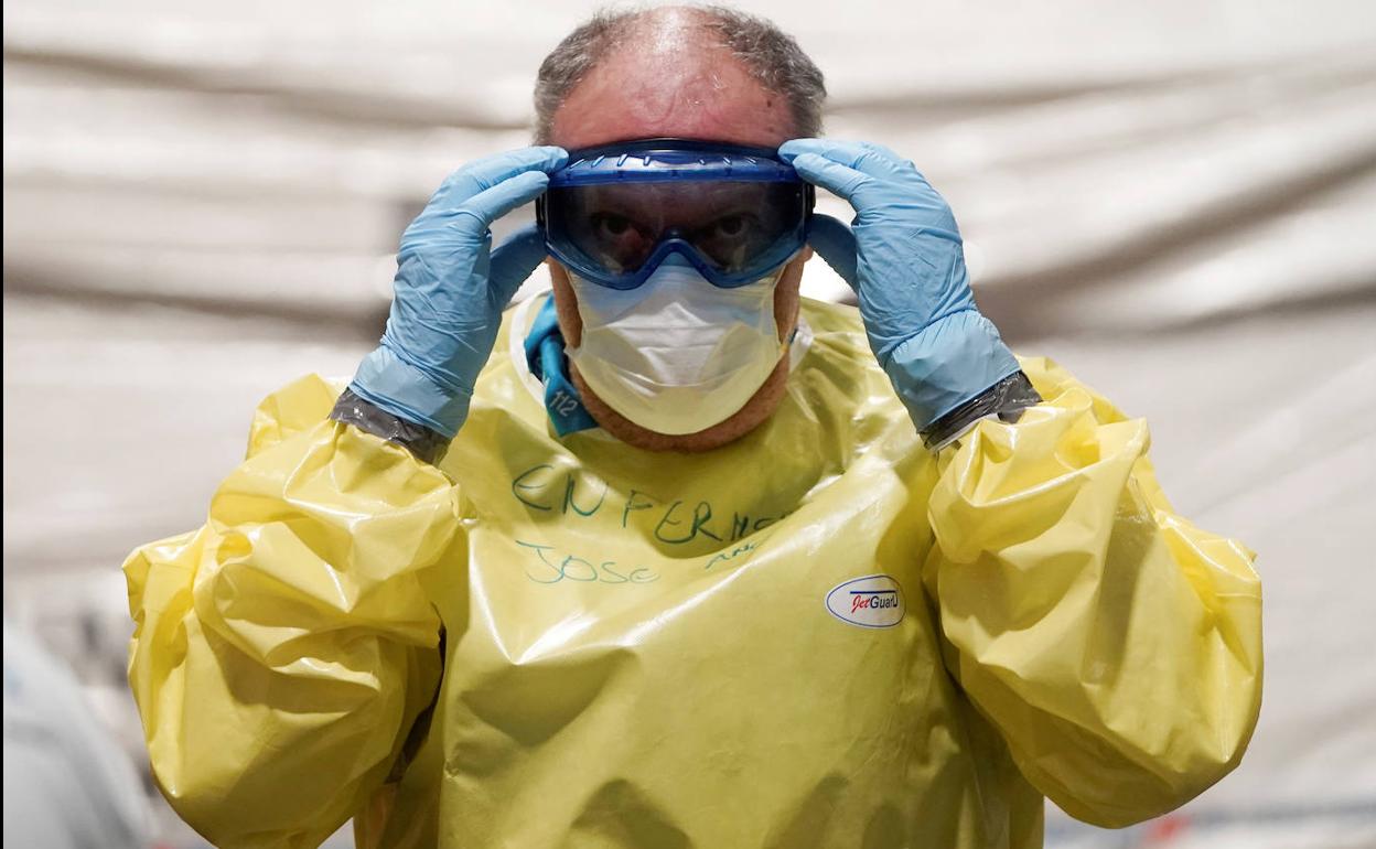 Un enfermero se prepara para la llegada de los pacientes en el hospital temporal de Ifema en Madrid.