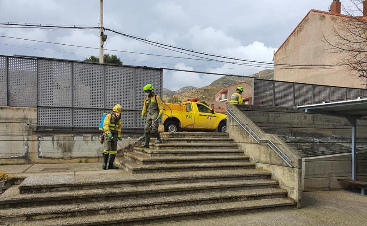 Coronavirus en La Rioja: Labores de desinfección en el exterior de la residencia de ancianos de Cervera