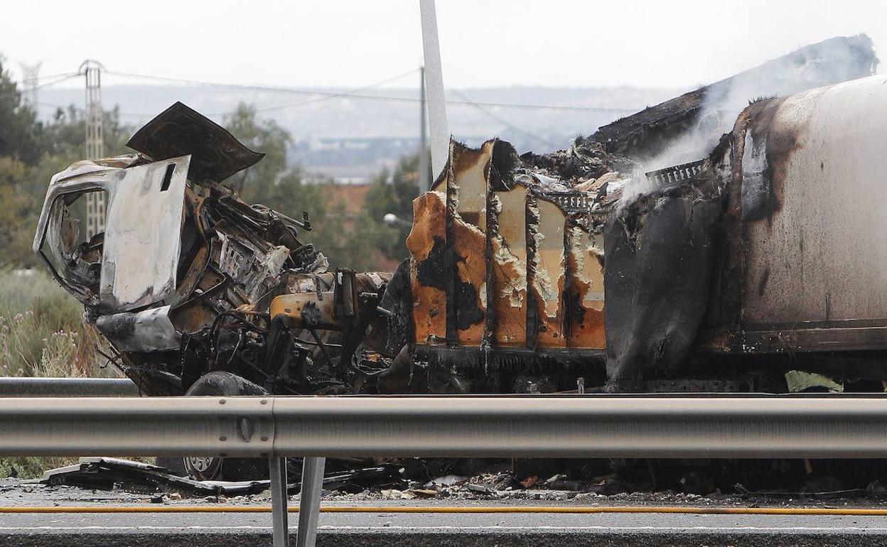 Estado en que quedó uno de los camiones que se vieron involucrados en el accidente mortal ocurrido este lunes en la A-7 a su paso por Alicante, en el que fallecieron tres personas.