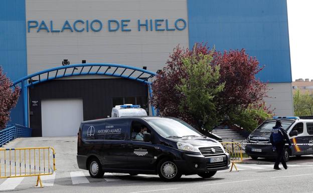 Un coche fúnebre saliendo del Palacio de Hielo. 