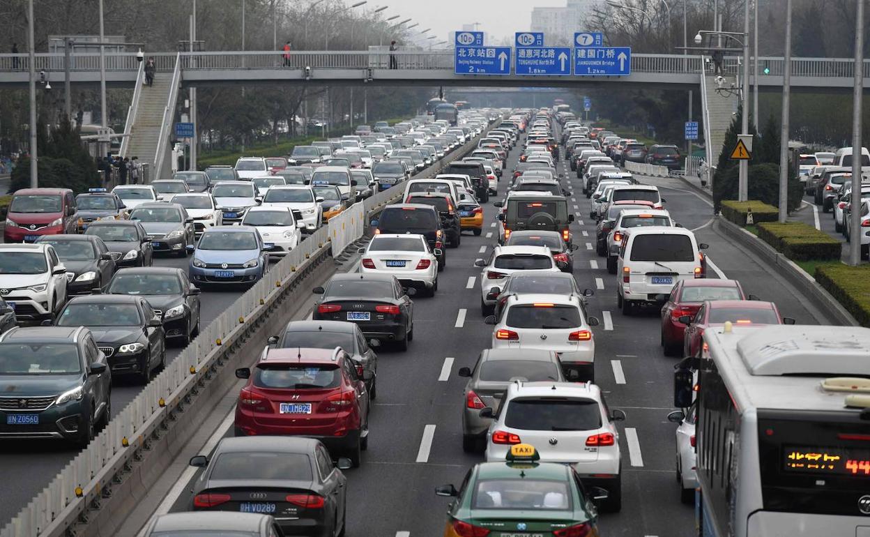 Atascos en las carreteras de circunvalación de Pekín 