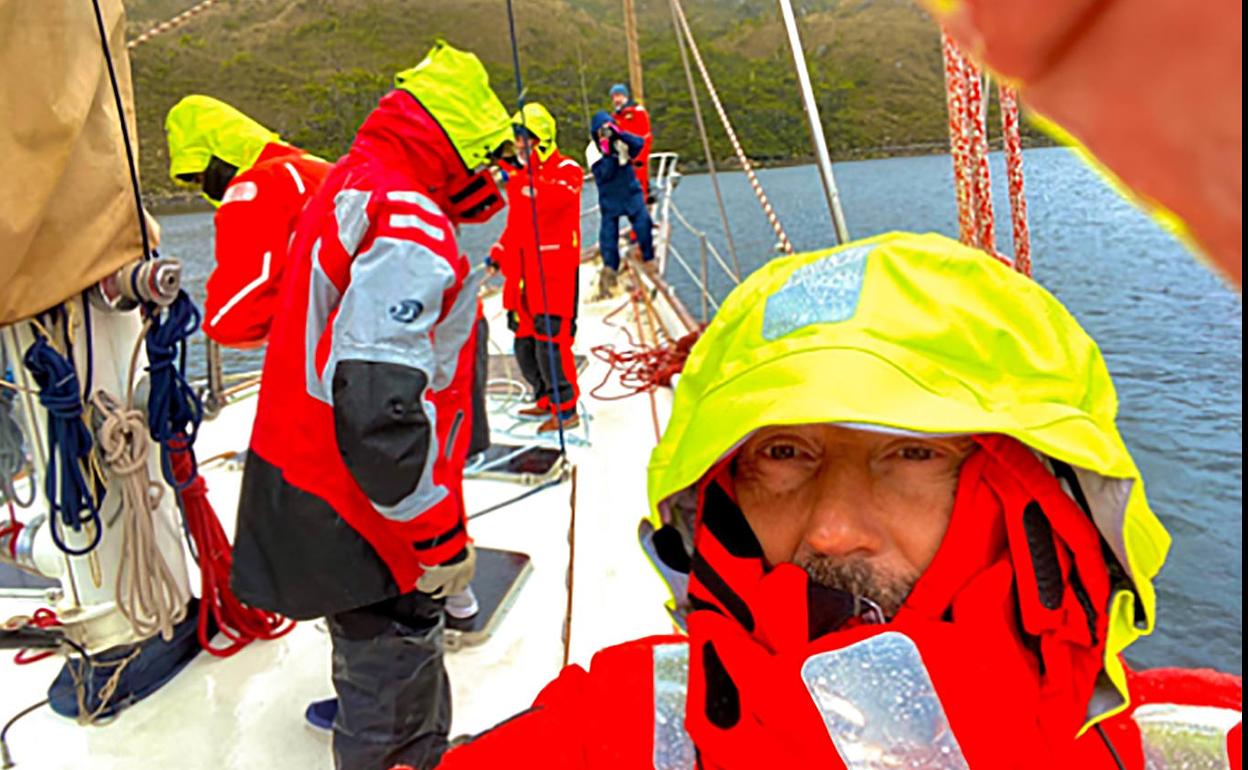 La tripulación del Pros se protege del frío en la bahía Tilly, en los estrechos patagónicos.