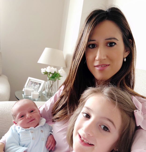 Elena González, junto a sus hijos Javier y Gabriela.