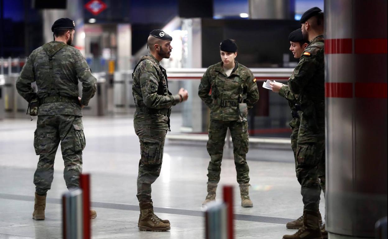 Militares desplegados en la estación madrileña de Cercanias de Nuevos Ministerios.