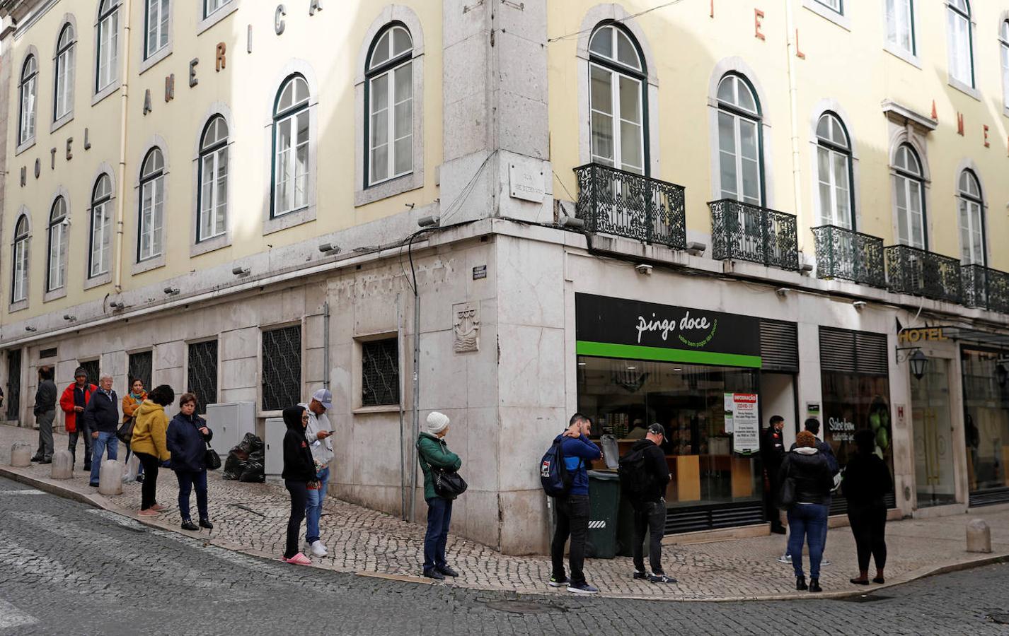 La gente hace cola fuera de un supermercado en Pingo Doce, Lisboa.