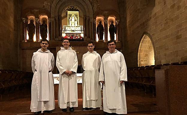 Los frailes del monasterio de Valvanera, delante del camarín de la Virgen.