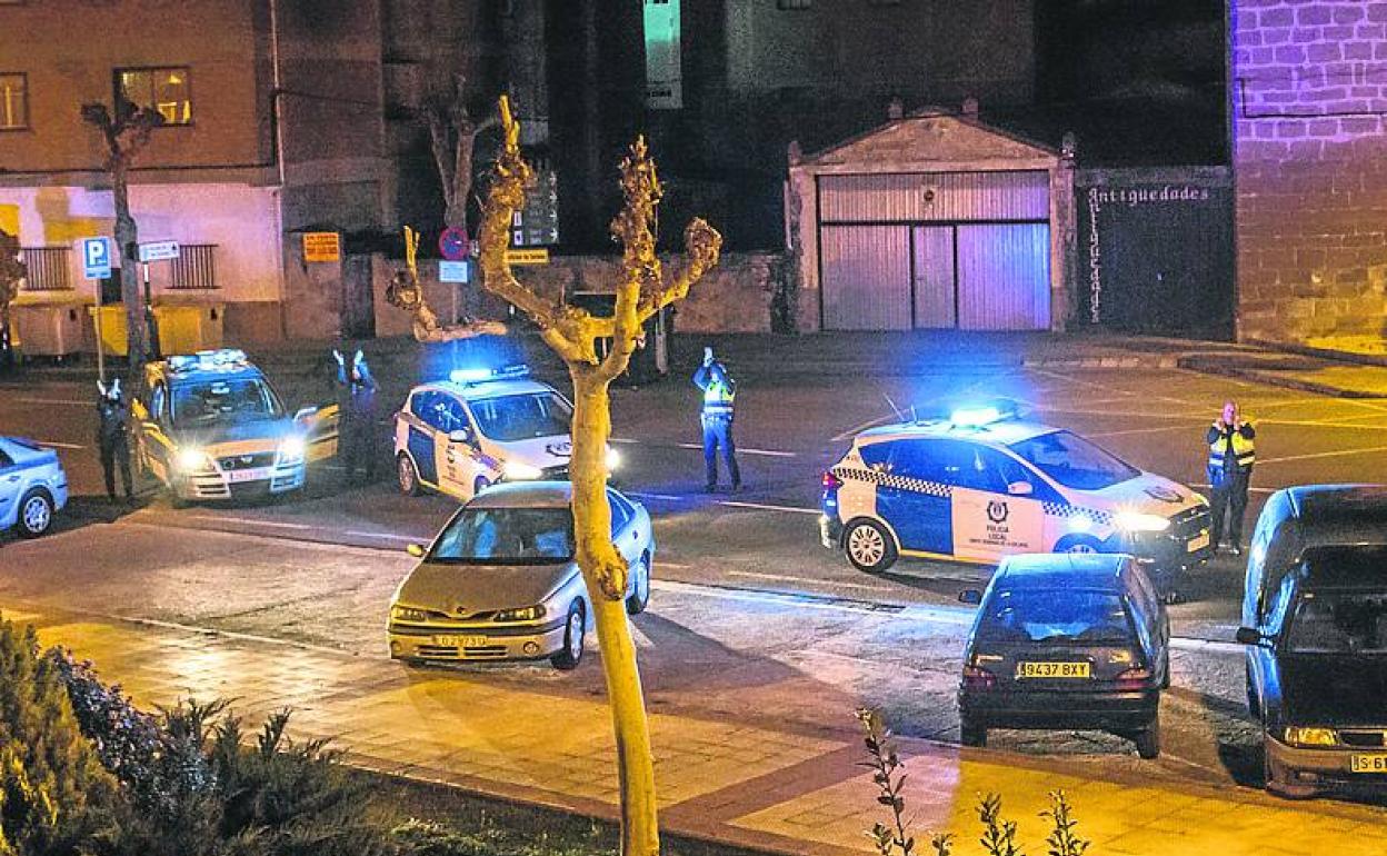 La Policía Local aplaude a los vecinos durante uno de sus recorridos. 