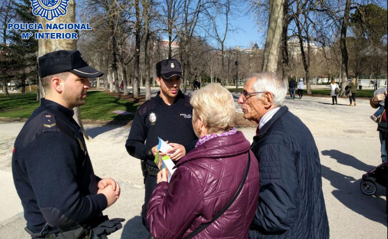 La Policía encuentra a una mujer de 84 años desorientada de madrugada en Logroño