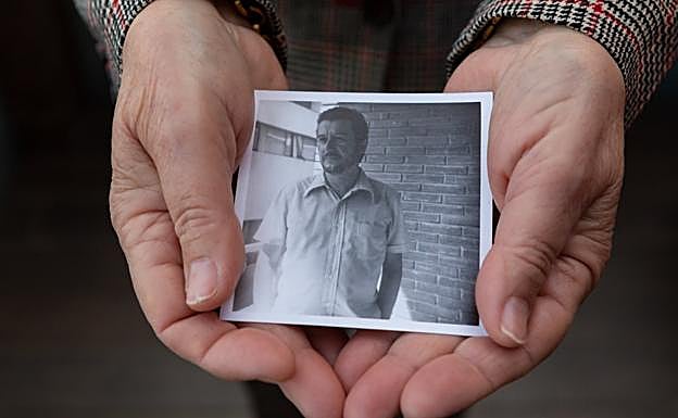 Josefa Yangüela sostiene un retrato de su marido