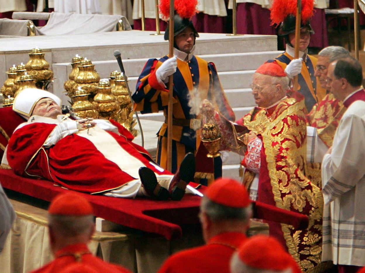 El cardenal Eduardo Martínez Somalo inciensa el cadáver de Juan Pablo II. 