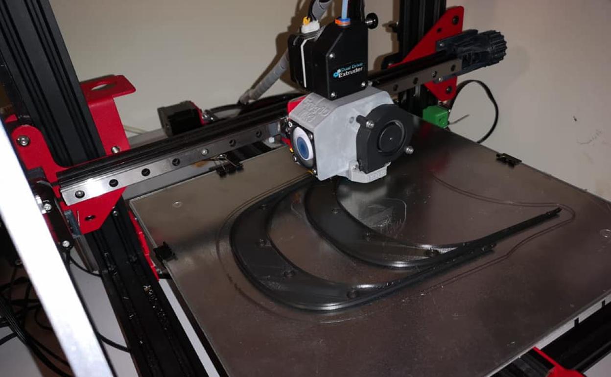 Trinquete Martínez ayuda a frenar al Covid-19 fabricando pantallas protectoras