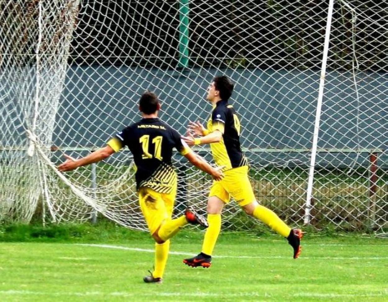 Alberto Baztán (derecha) celebra uno de sus 17 goles marcados esta temporada. 