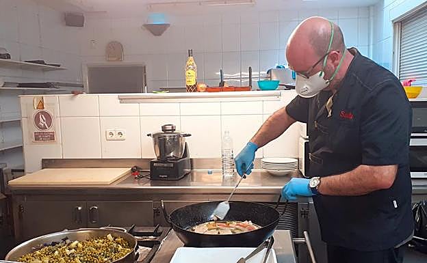 Abel Sainz prepara la comida para los mayores. s.s.