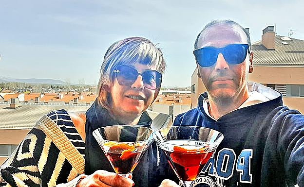 Una pareja jarrera, de vermú en el balcón. l.r.