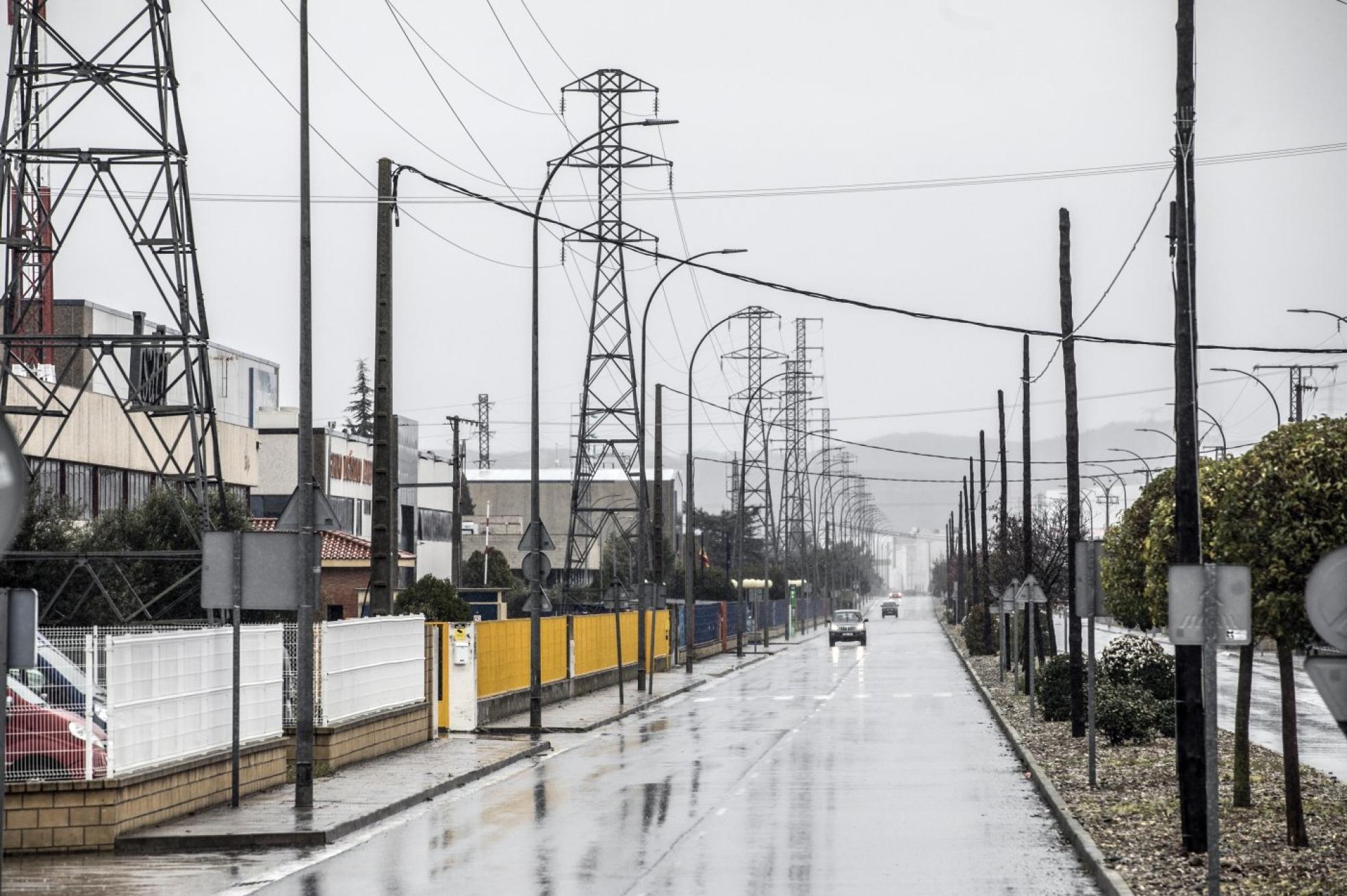 Parálisis. Dos vehículos transitan por una calle semivacía del polígono industrial El Sequero.