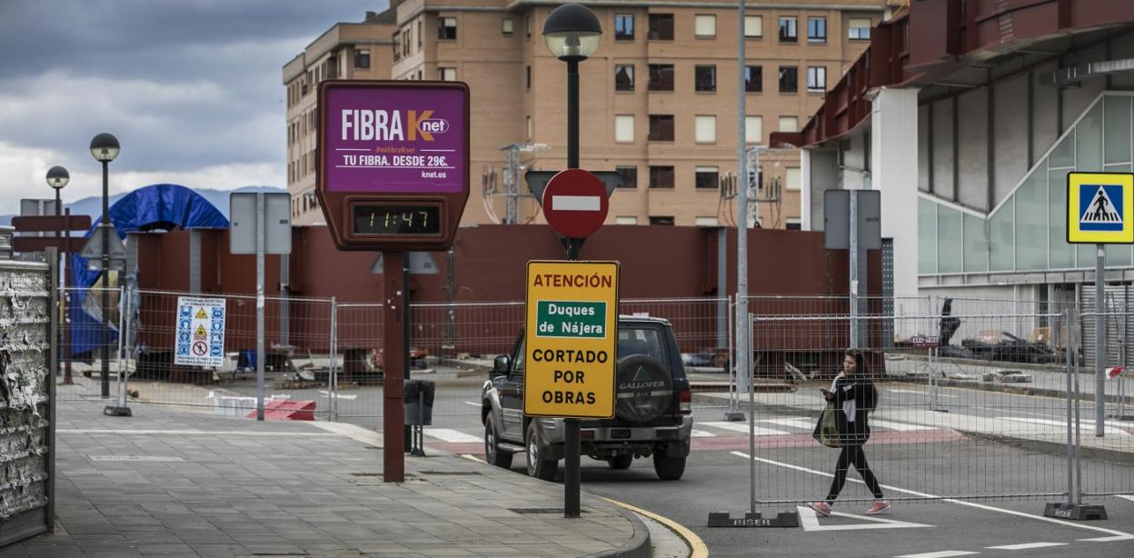 Zona de obras, ya sin movimiento alguno, entre la estación de tren y la de autobuses, en construcción, donde se monta la cúpula.