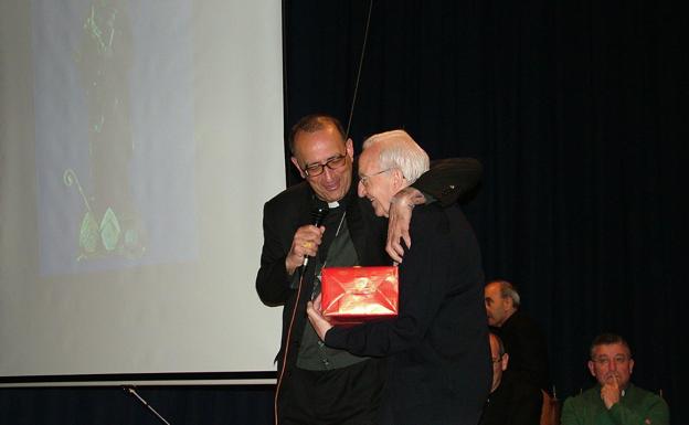 Pérez de Mendiguren, junto a Omella