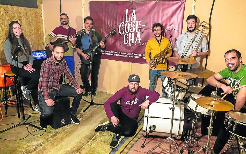 El grupo. Alexandra (corista), Christian (caja), José (guitarra y cantante), Dani (guitarra), Jesús Basurto (sentado, cantante y solista), César, (saxo), Miguel (trombón) y Álvaro (batería).