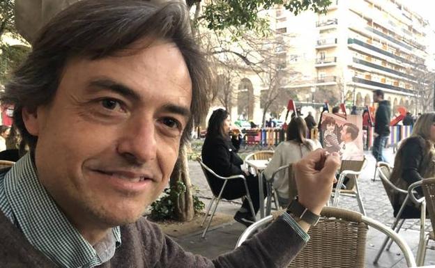 Jorge Ezquerro, con una foto de su padre, hace unas semanas en Zaragoza, ciudad en la que reside la familia del comandante asesinado por ETA.