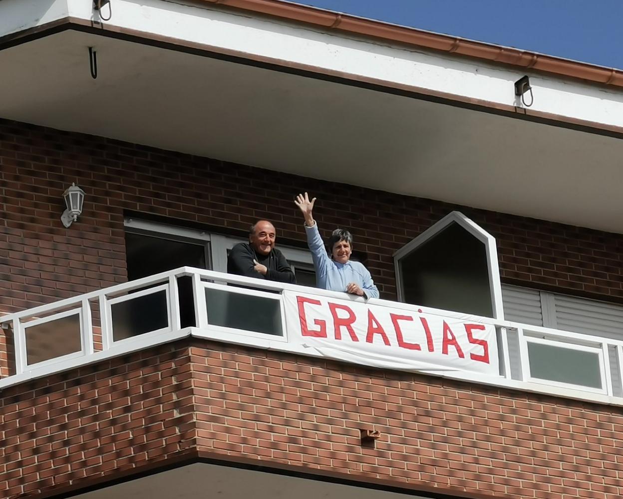 Arriba, cartel de Facebook con la iniciativa. A la derecha, una pareja da las gracias desde su balcón. 