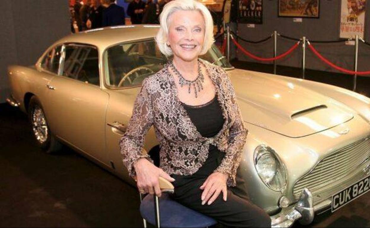 Honor Blackman, recordando a James Bond junto al mítico Aston Martin del agente en los años 60.