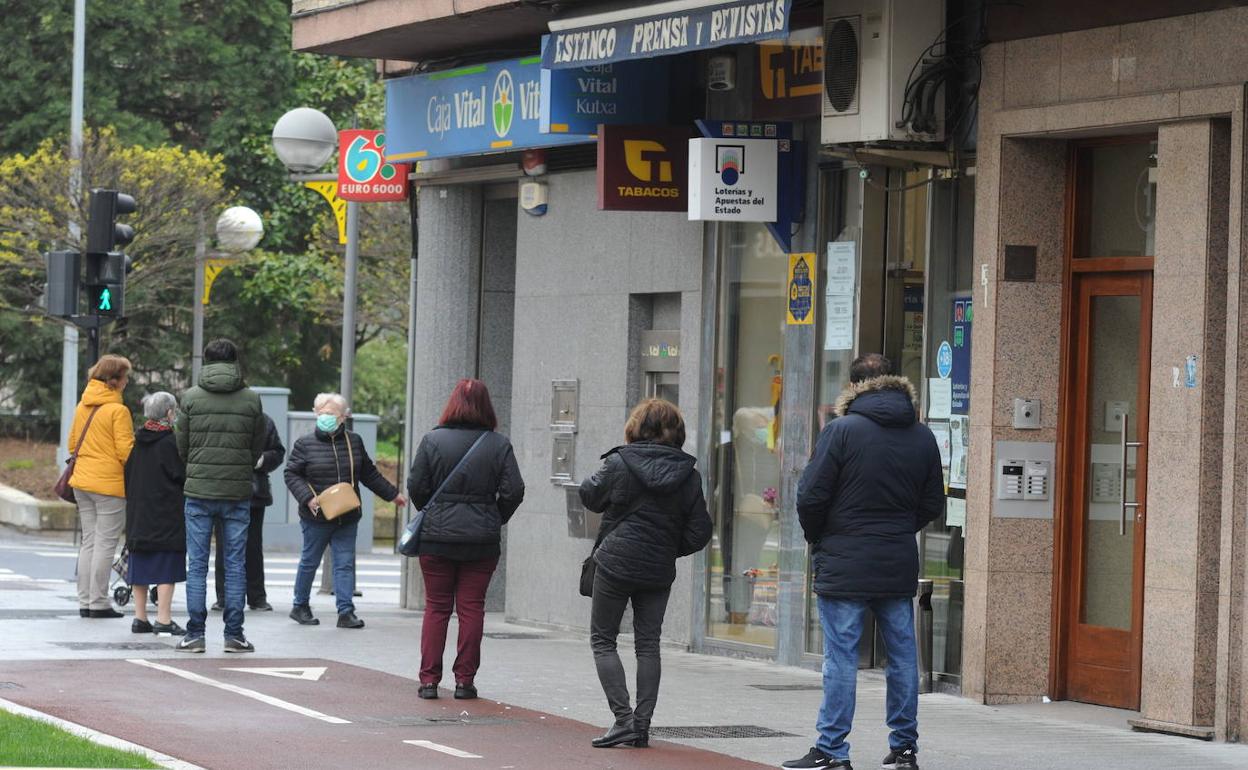 Clientes ante una oficina bancaria. 