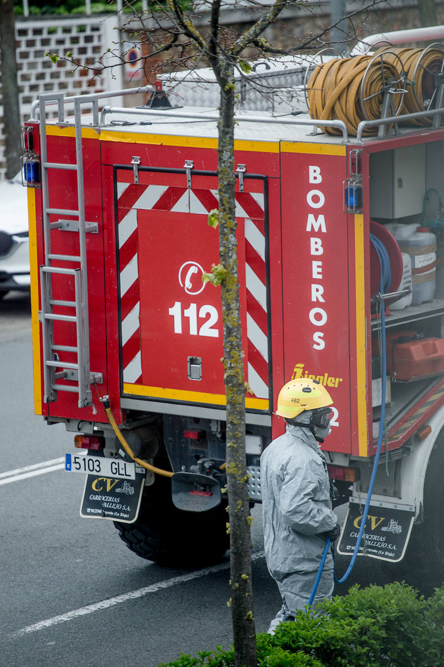 Este lunes se han realizado labores de desinfección en esta vía de la capital riojana