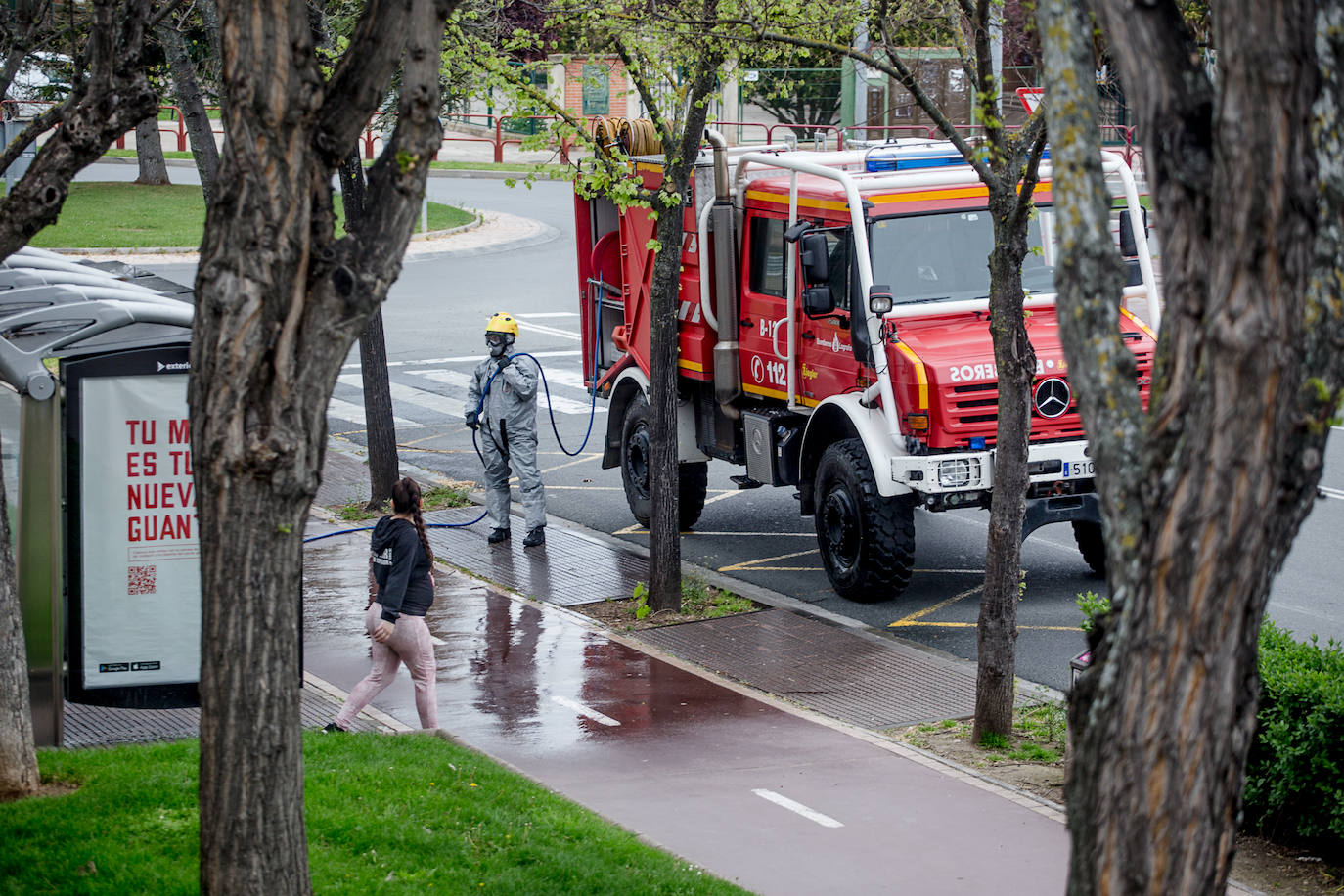 Este lunes se han realizado labores de desinfección en esta vía de la capital riojana