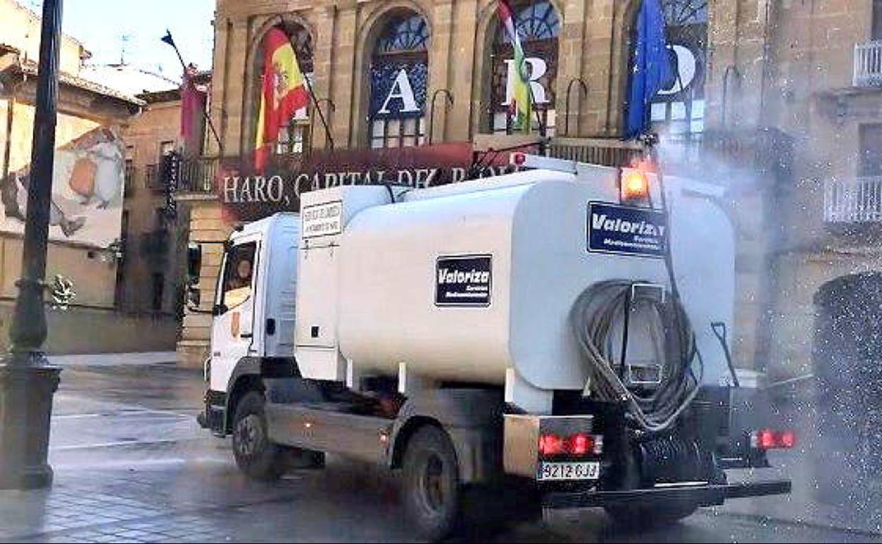 Tareas de limpieza y desinfeccion de la localidad durante la epidemia de coronavirus junto al Ayuntamiento de Haro.