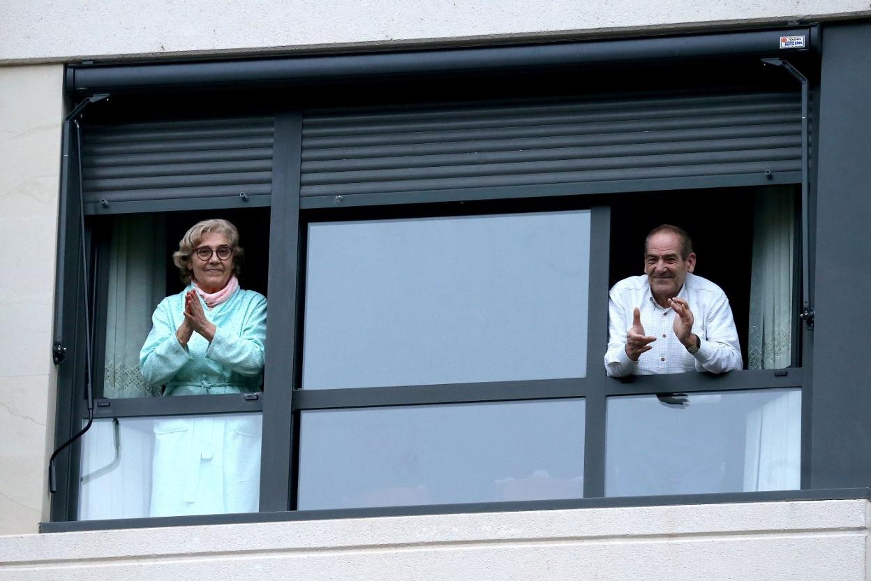 Vecinos de Logroño aplaudiendo al personal sanitario en la cita de ayer desde balcones y terrazas.